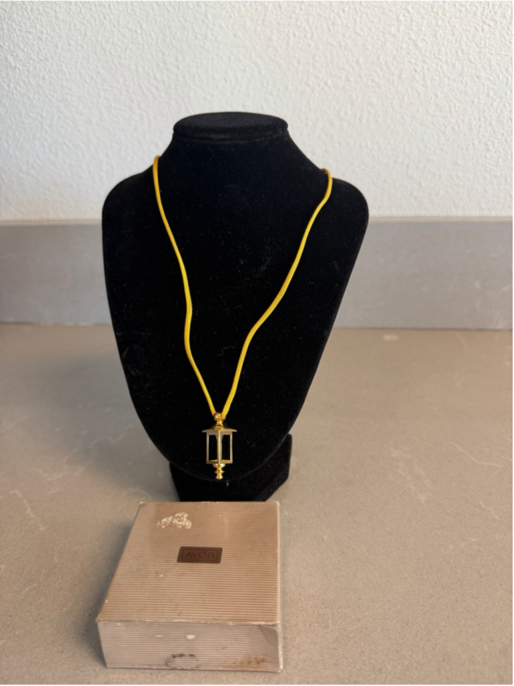 Vintage Avon 1987 Light Up Lantern Pendant Necklace Gold Tone NOS Original Box